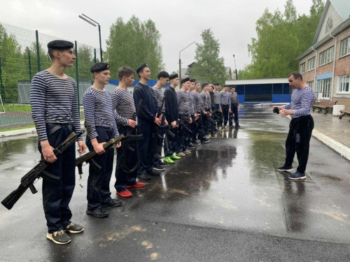 "К бою!" "Взвод, противник с тыла!" "Отделение, занять круговую оборону!"... 