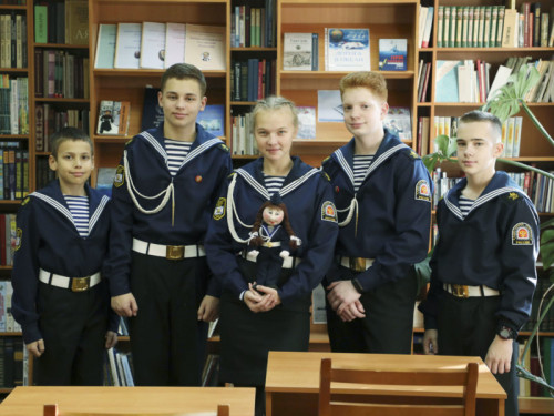 У этих ребят даже кукла – морской кадет