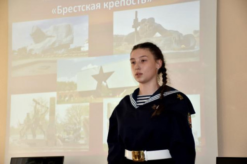 В информационном-библиотечном центре кадетского корпуса продолжают проходить мероприятия, посвященные Великому Дню Победы.