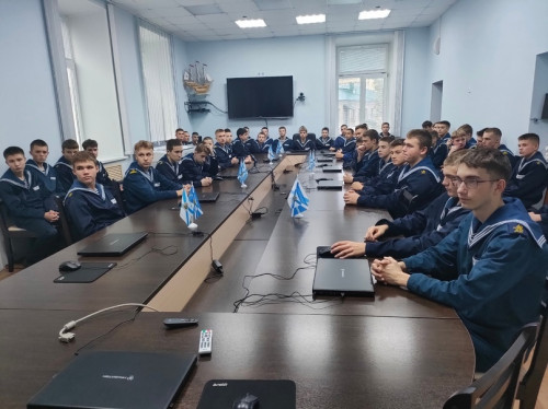 Профориентационная встреча кадет 9-10 классов с сотрудником пограничного управления Федеральной службы безопасности России по Западно-Арктическому району