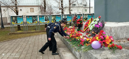 Во всех уголках Архангельской области в этот праздничный день кадеты корпуса возлагают цветы к памятным монументам и обелискам. С Днем Великой Победы!