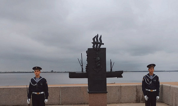 Караул у памятника Северным конвоям