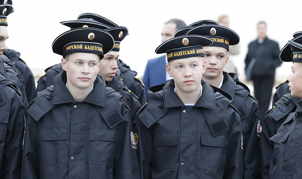 Торжественный марш по Набережной Северной Двины