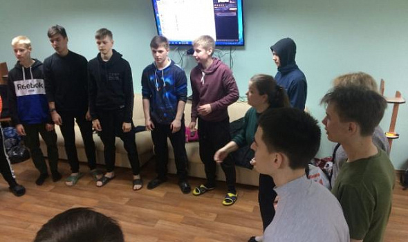 "К бою!" "Взвод, противник с тыла!" "Отделение, занять круговую оборону!"... 