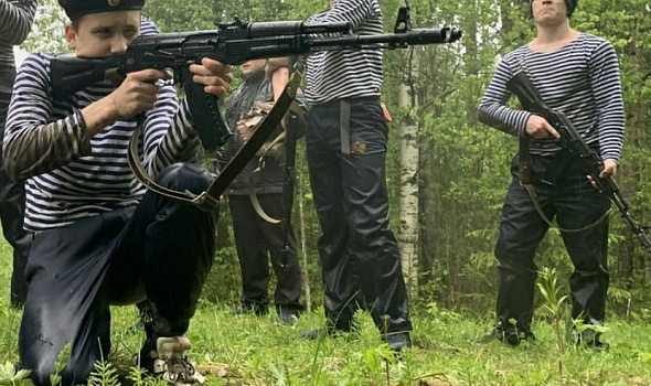 "К бою!" "Взвод, противник с тыла!" "Отделение, занять круговую оборону!"... 