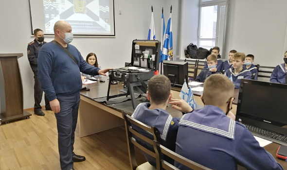 Представители УМВД России по Архангельской области провели для кадет профориентационную встречу