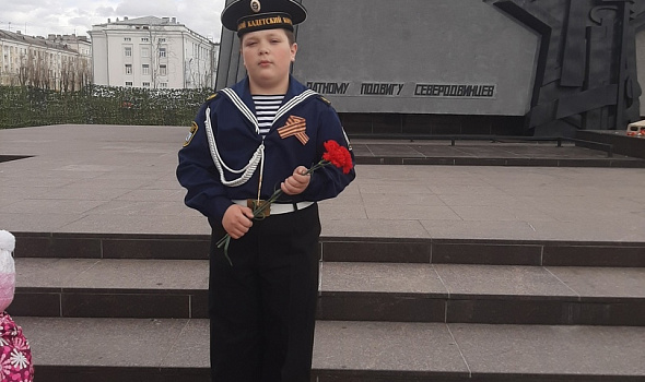 Во всех уголках Архангельской области в этот праздничный день кадеты корпуса возлагают цветы к памятным монументам и обелискам. С Днем Великой Победы!